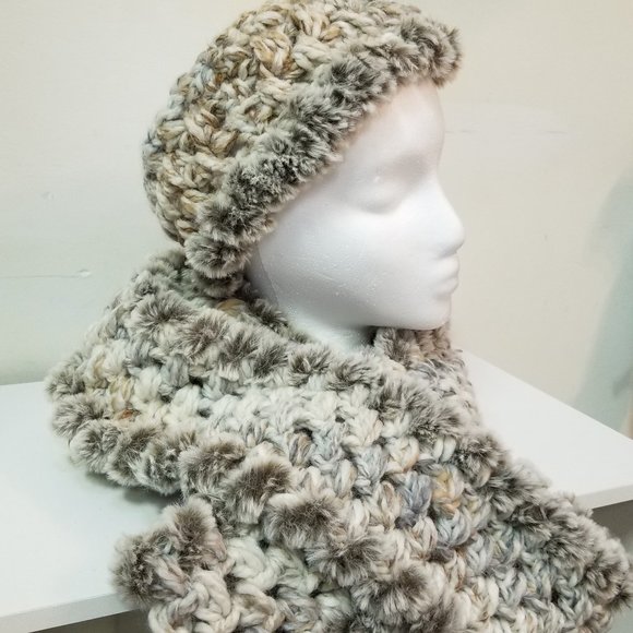earwarmer. faux fur trimmed infinity scarf - Picture 1 of 1